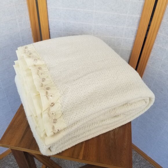 Vintage Yellow Waffle Weave Embroidered Floral Satin Trim Blanket - Picture 5 of 7